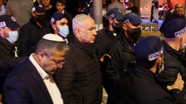 Israeli Prime Minister Benjamin Netanyahu (C) walks near Minister of National Security Itamar Ben-Gvir (L) at the site of a reported attack in a settler neighbourhood of Israeli-annexed east Jerusalem, on January 27, 2023. (Photo by AHMAD GHARABLI / AFP) Glim moment for Netanyahu (R)