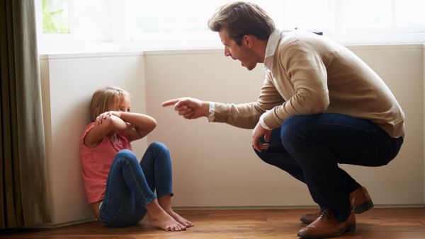 هل أنت والد متسلط ؟ احذر هذه المؤشرات