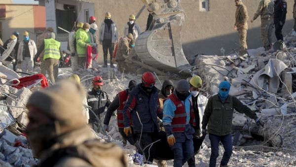 عشرات آلاف القتلى في تركيا جراء الزلزال (أ ف ب)