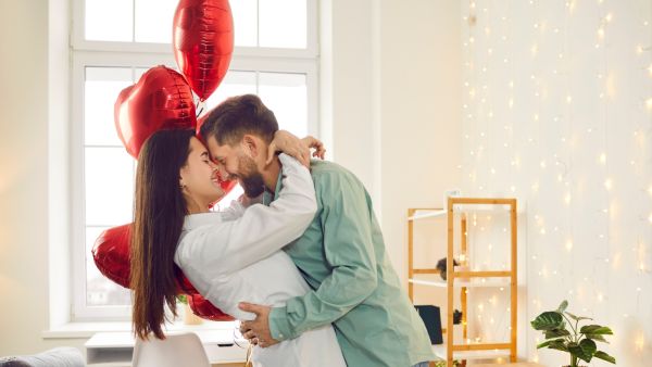 في يوم العناق ماذا تعني أنواع العناق المختلفة؟