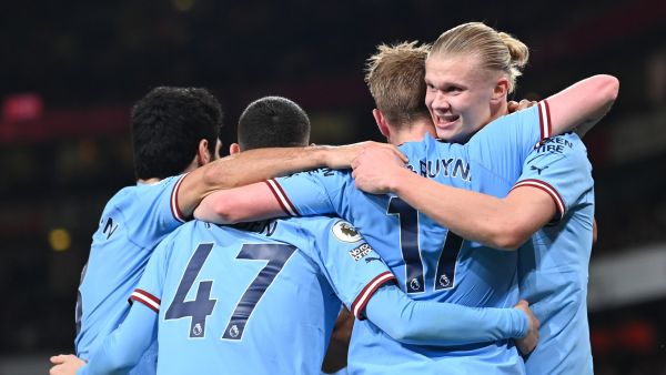 Manchester City's Norwegian striker Erling Haaland (R) celebrates with teammates after scoring his team third goal during the English Premier League football match between Arsenal and Manchester City at the Emirates Stadium in London on February 15, 2023. (Photo by Glyn KIRK / AFP)