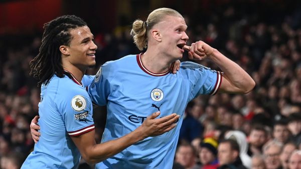 Manchester City's Norwegian striker Erling Haaland (R) celebrates with teammates after scoring his team third goal during the English Premier League football match between Arsenal and Manchester City at the Emirates Stadium in London on February 15, 2023. (Photo by Glyn KIRK / AFP)