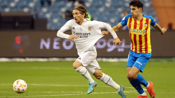 Real Madrid's Croatian midfielder Luka Modric (L) vies with Valencia's Portuguese midfielder Andre Almeida during the Spanish Super Cup semi-final football match between Real Madrid CF and Valencia CF at the King Fahd International Stadium in Riyadh, Saudi Arabia, on January 11, 2023. (Photo by Giuseppe CACACE / AFP)