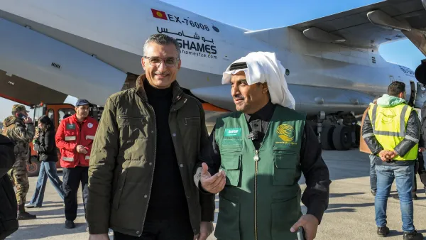 وصول أول طائرة مساعدات سعودية إلى مطار حلب الدولي (أ ف ب)
