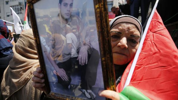 ويبلغ عدد الأسرى في سجون الاحتلال نحو 4780، من بينهم 160 طفلًا و29 أسيرة، و914 معتقلًا إداريًّا.