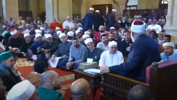 وثمن بعض المغردين تصرف الدكتور علي جمعة واعتبروه انتقادا مغلفا بالنكات ولم يشأ ان يجرح مشاعر المغادرين 