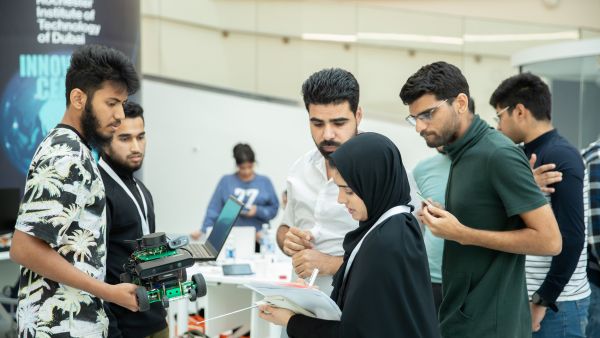 خلال الحدث 17 جامعة وطنية وعالمية تستعرض مهارات طلابها في "مسابقة الإمارات للروبوتات"