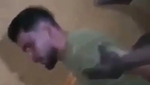 تعذيب وحشي وجلد لشابان ليبيان (لقطة شاشة)