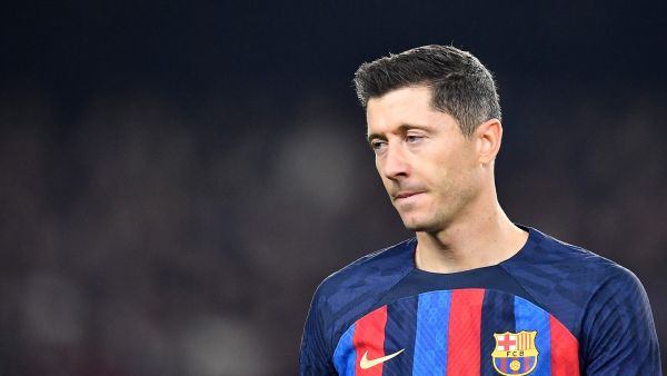 ليفاندوفسكي أبرز الغائبين عن برشلونة في الكلاسيكو (المصدر: أ ف ب)
