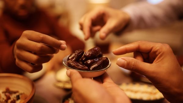 ما حكم الشرب أو الأكل أثناء الأذان الأول؟