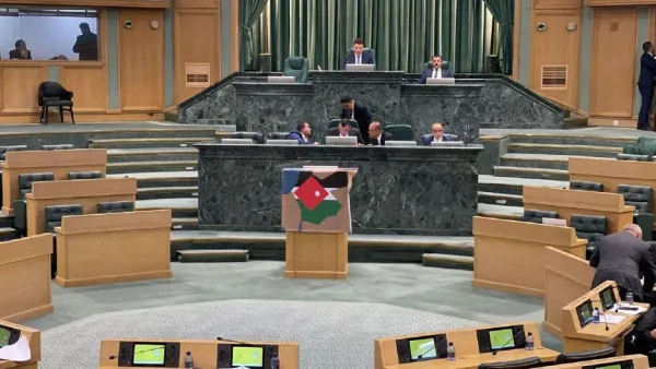 خريطتي الأردن وفلسطين على منصة مجلس النواب
