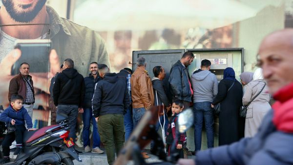طابور لسحب النقود من الصراف الآلي خارج أحد البنوك في العاصمة اللبنانية