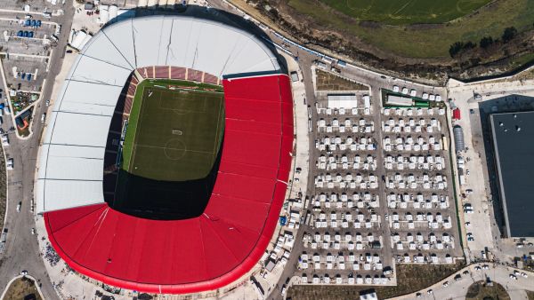 صورة جوية لمعسكر مؤقت بجوار ملعب هاتاي الجديد في أنطاكيا التركية