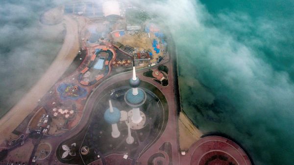 صورة جوية لأبراج الكويت خلال صباح ضبابي