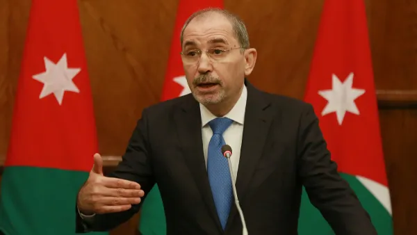 وزير الخارجية الأردني أيمن الصفدي خلال مؤتمر صحفي