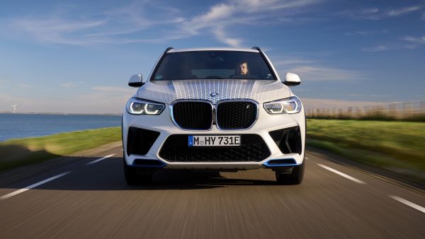 BMW Group collaborates with government and industry partners across the Middle East to showcase and test hydrogen technology. BMW iX5 Hydrogen pilot fleet arrives in the Middle East.
