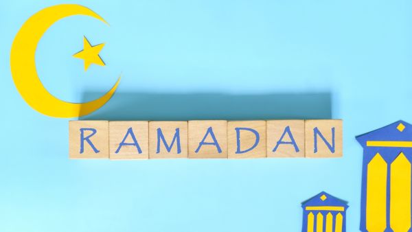 اصنعيه بنفسك: هلال ونجوم رمضان بخيطان الصوف  اصنعيه بنفسك: هلال ونجوم رمضان بخيطان الصوف