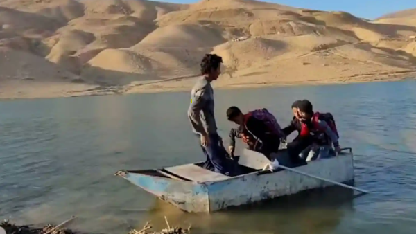 طلاب يعبرون سد الموجب بقارب حديدي في الأردن