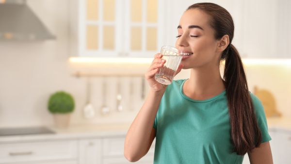 طبيب البوابة: مخاطر شرب الماء من نفس الكوب يومياً