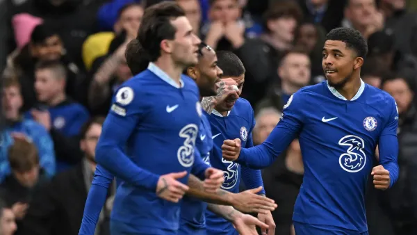 Chelsea's French defender Wesley Fofana (R) celebrates with teammates after scoring the opening goal of the English Premier League football match between Chelsea and Leeds United at Stamford Bridge in London on March 4, 2023. (Photo by JUSTIN TALLIS / AFP)