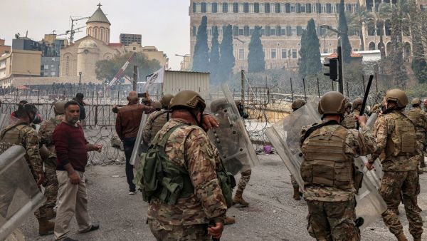 مواجهات في محيط السراي الحكومي وسط بيروت (أ ف ب)