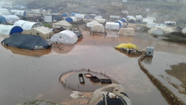 المياه تغمر مئات الخيم في مخيمات النازحين بريف إدلب