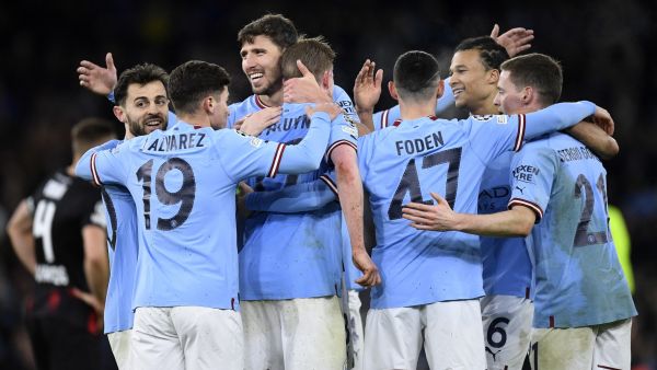 Manchester City's Belgian midfielder Kevin De Bruyne (C) celebrates scoring the team's seventh goal during the UEFA Champions League round of 16 second-leg football match between Manchester City and RB Leipzig at the Etihad Stadium in Manchester, north west England, on March 14, 2023. Manchester City won the match 7-0. (Photo by Oli SCARFF / AFP)
