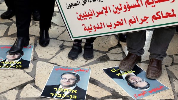 محتجون فلسطينيون، يدوسون بأقدامهم على صور وزير الأمن القومي الاسرائيلي ايتمار بن غفير (أ ف ب)