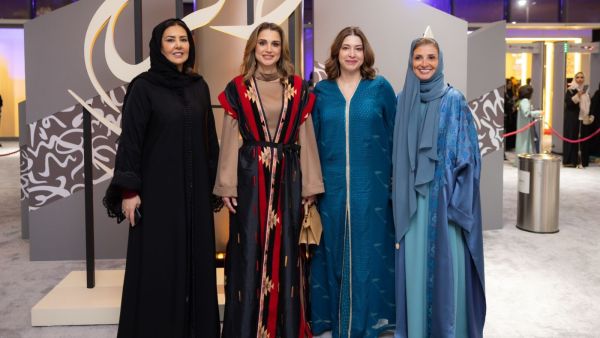 الملكة رانيا العبدالله تتألق بعباية أردنية تراثية من فنطزة ديزاين