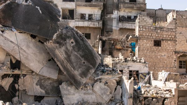 قتيلان و10 اشخاص اصيبو جراء سقوط جدران متصدعة على المارة في ادلب