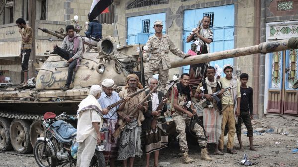 القوات الحوثية تحذر بريطانيا واميركا