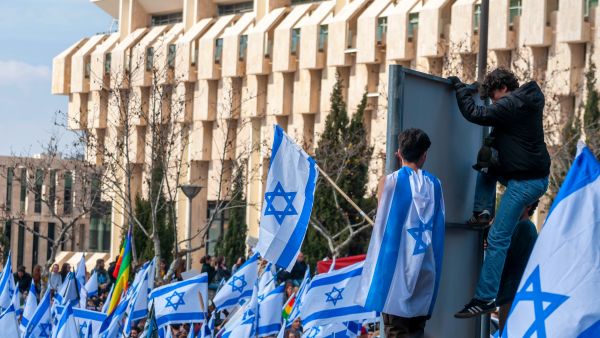 Israeli people protesting against the judicial reform