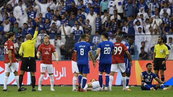 طرد سالم الدوسري يعقد من مهمة الهلال (المصدر: أ ف ب)