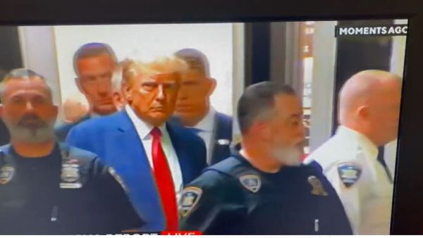  اولى لقطات دخول الرئيس الاميركي السابق دونالد ترامب الى قاعة المحكمة 