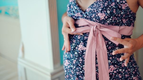 فساتين قصيرة تناسب الأشهر الأولى من الحمل لإطلالة جذابة في عيد الفصح