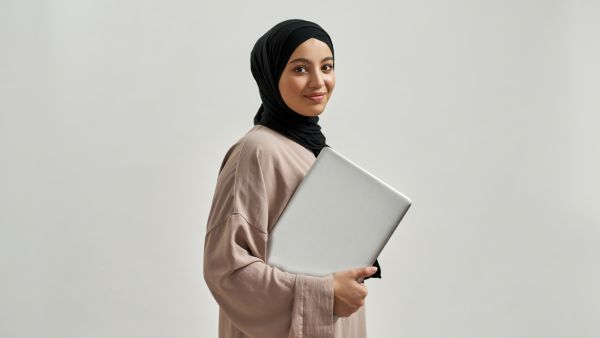 هل يجوز تأخير الغسل من الحيض للتأكد من الطهر؟