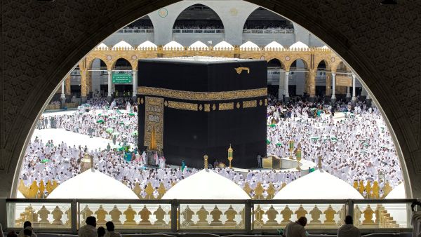 Muslim worshippers pray around the Kaaba, Islam's holiest shrine, at the Grand Mosque in the holy city of Mecca during the second Friday prayers in the holy month of Ramadan on March 31, 2023. (Photo by Abdel Ghani BASHIR / AFP) Hindu priest
