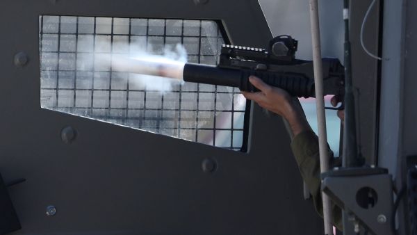 جندي اسرائيلي يطلق الغاز على الفلسطينيين