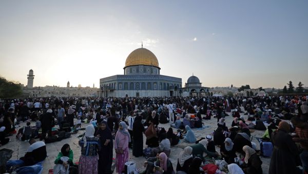 باحات المسجد الأقصى تعج بالمصلين