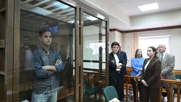 US journalist Evan Gershkovich, arrested on espionage charges, stands inside a defendants' cage before a hearing to consider an appeal on his arrest at the Moscow City Court in Moscow on April 18, 2023. (Photo by NATALIA KOLESNIKOVA / AFP)