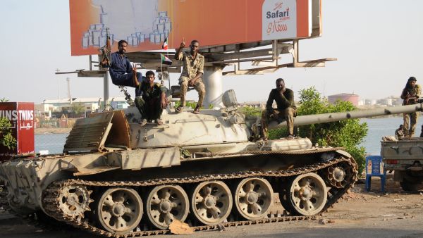 جنود من الجيش السوداني موالون للبرهان يجلسون فوق دبابة