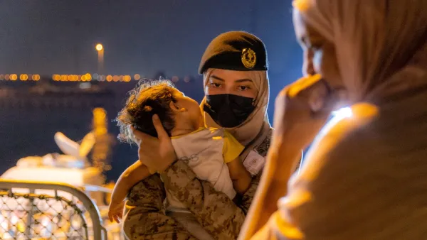 قوات امنية تستقبل الفارين في جدة السعودية