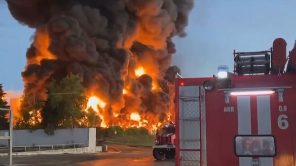 Huge fire breaks out at Crimea fuel depot