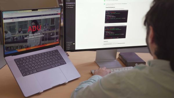 يمكن لأعضاء هيئة التدريس الاستفادة من «شات جي بي تي» من خلال إدراج تقنية الذكاء الاصطناعي في مناهجهم لإثراء أساليب التدريس وتعزيز تعلم الطلبة ودعم نجاحهم. جامعة أبوظبي تطلق مبادئ توجيهية لاستخدام تطبيق «شات جي بي تي» في التعليم