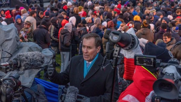 “الجنود الأمريكيين يعملون بشكل قانوني في سوريا لحماية مصالح الأمن القومي”.