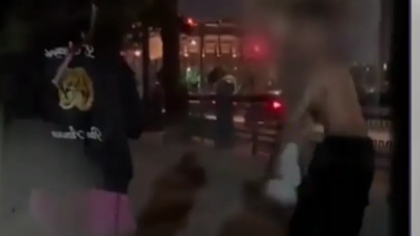 شاب يتحرش بسائحة أجنبية ويخلع ملابسه أمامها