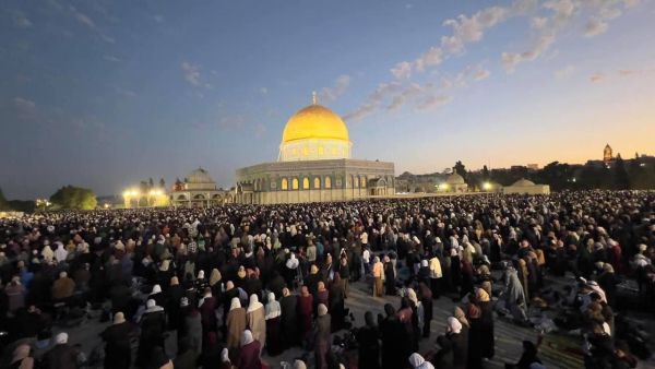 300 الف مصل في الاقصى المحتل