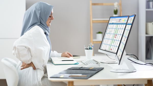 عزيزتي الموظفة: 5 أخطاء شائعة تسبب آلام الظهر