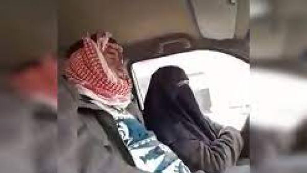 رجلان يتحرشان بسيدة منقبة داخل مركبتهما 