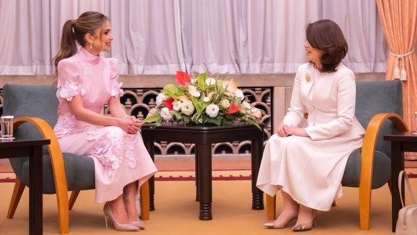3 إطلالات ساحرة للملكة رانيا العبدالله من زيارتها لليابان